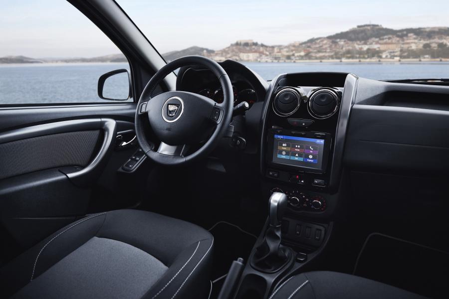 Интерьер Dacia Duster Black Touch 2016 года  (фото 15 из 17)